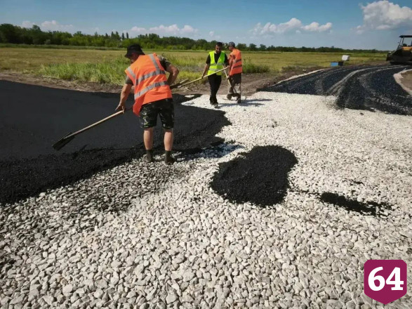 На кладбище в Энгельсе асфальтируют дороги